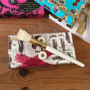 Pat McGrath Labs highlighter trio and brush